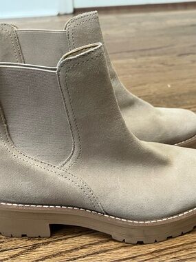 Sam Edelman Women's Suede Chelsea Boots in Taupe. Size 8. NWT.